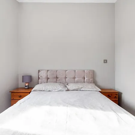 Spacious 2 Bed 2 Bath Apartment With Free Parking For 2 Cars And Underground Station Zone 2 For Quick Access To Central London Up To 10 Guests Экстерьер фото