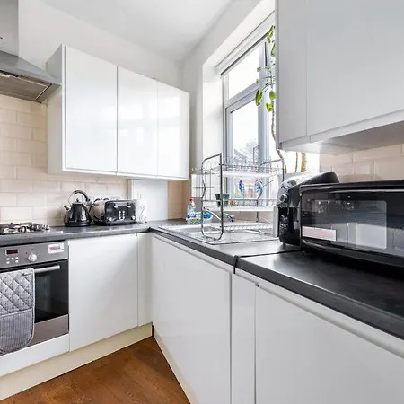 Spacious 2 Bed 2 Bath Apartment With Free Parking For 2 Cars And Underground Station Zone 2 For Quick Access To Central London Up To 10 Guests Экстерьер фото