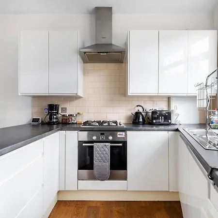 Spacious 2 Bed 2 Bath Apartment With Free Parking For 2 Cars And Underground Station Zone 2 For Quick Access To Central London Up To 10 Guests Экстерьер фото