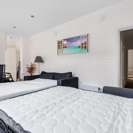 Spacious 2 Bed 2 Bath Apartment With Free Parking For 2 Cars And Underground Station Zone 2 For Quick Access To Central London Up To 10 Guests Экстерьер фото