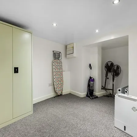 Spacious 2 Bed 2 Bath Apartment With Free Parking For 2 Cars And Underground Station Zone 2 For Quick Access To Central London Up To 10 Guests Экстерьер фото