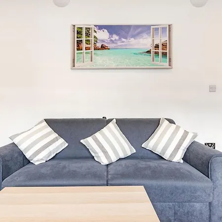 Spacious 2 Bed 2 Bath Apartment With Free Parking For 2 Cars And Underground Station Zone 2 For Quick Access To Central London Up To 10 Guests Экстерьер фото