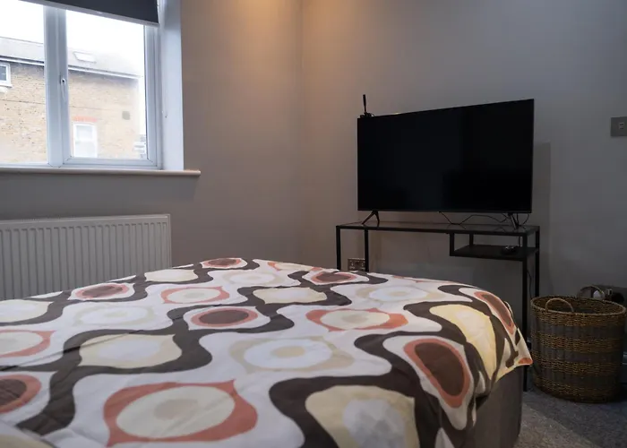 Spacious 2 Bed 2 Bath Apartment With Free Parking For 2 Cars And Underground Station Zone 2 For Quick Access To Central London Up To 10 Guests