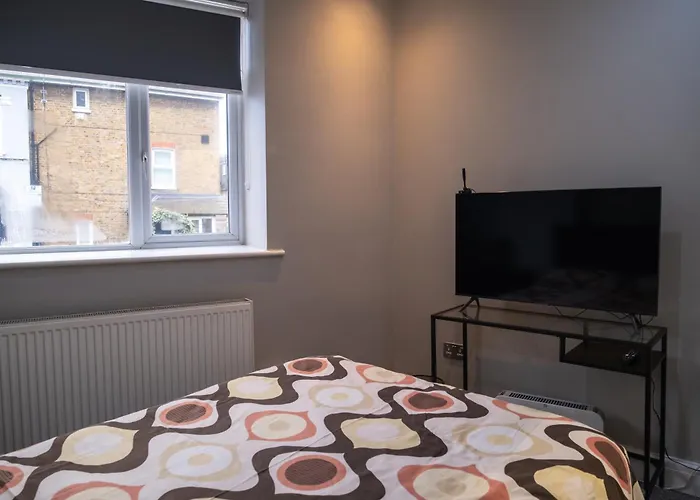 Spacious 2 Bed 2 Bath Apartment With Free Parking For 2 Cars And Underground Station Zone 2 For Quick Access To Central London Up To 10 Guests