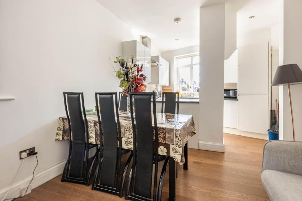 Spacious 2 Bed 2 Bath With Free Parking For 2 Cars And Underground Station Zone 2 For Quick Access To Up To 10 Guests Apartamento *