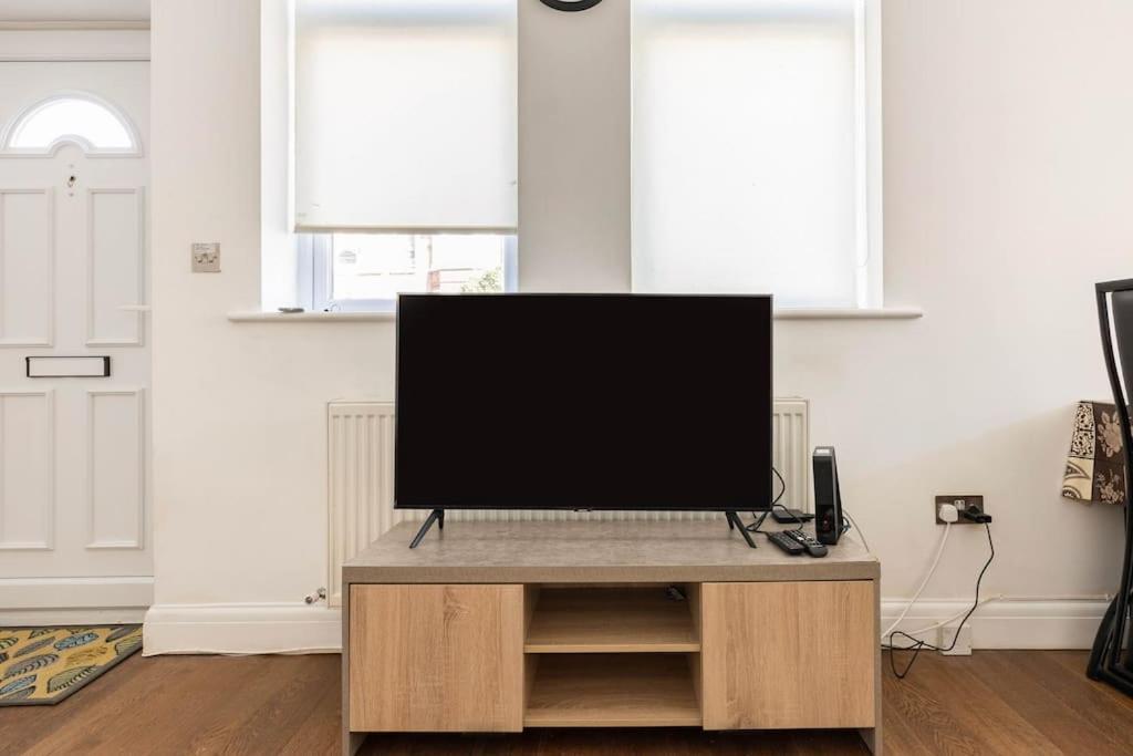 Apartamento Spacious 2 Bed 2 Bath With Free Parking For 2 Cars And Underground Station Zone 2 For Quick Access To Up To 10 Guests *