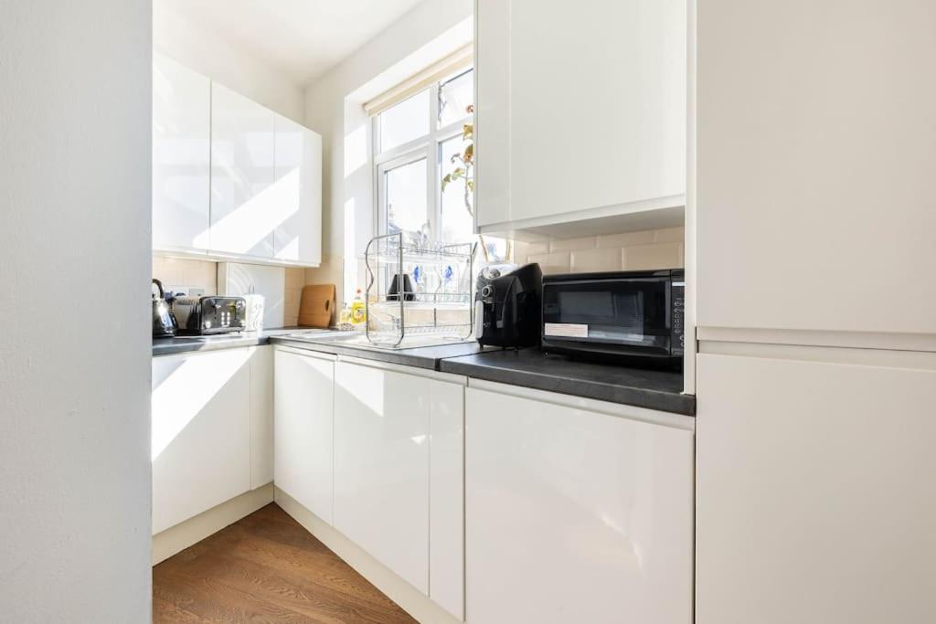 Apartamento Spacious 2 Bed 2 Bath With Free Parking For 2 Cars And Underground Station Zone 2 For Quick Access To Up To 10 Guests *