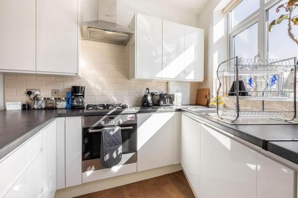 Spacious 2 Bed 2 Bath With Free Parking For 2 Cars And Underground Station Zone 2 For Quick Access To Up To 10 Guests Apartamento Londres
