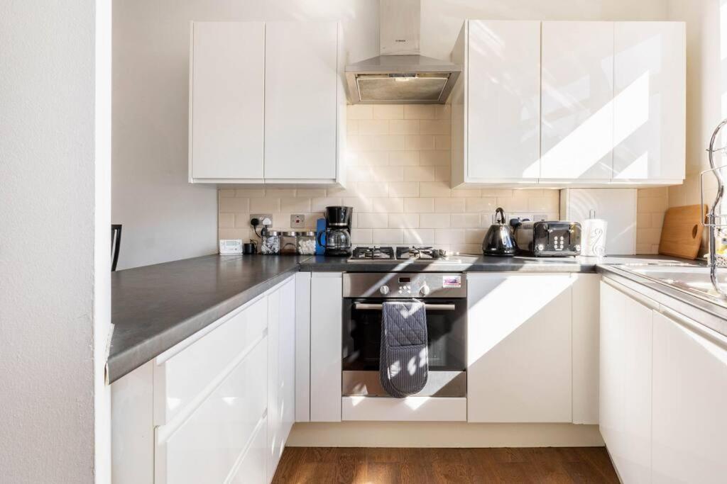Apartamento Spacious 2 Bed 2 Bath With Free Parking For 2 Cars And Underground Station Zone 2 For Quick Access To Up To 10 Guests