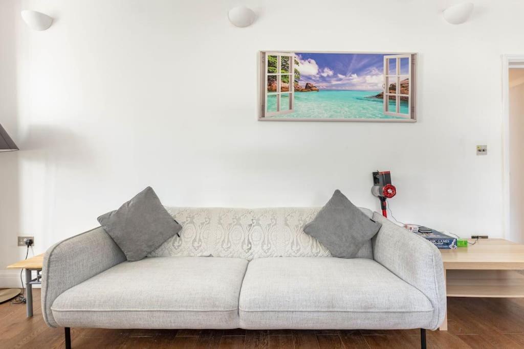 Apartamento Spacious 2 Bed 2 Bath With Free Parking For 2 Cars And Underground Station Zone 2 For Quick Access To Up To 10 Guests Londres
