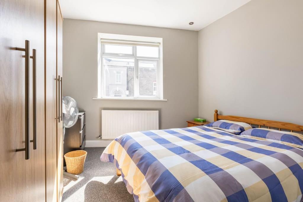 Spacious 2 Bed 2 Bath With Free Parking For 2 Cars And Underground Station Zone 2 For Quick Access To Up To 10 Guests Apartamento