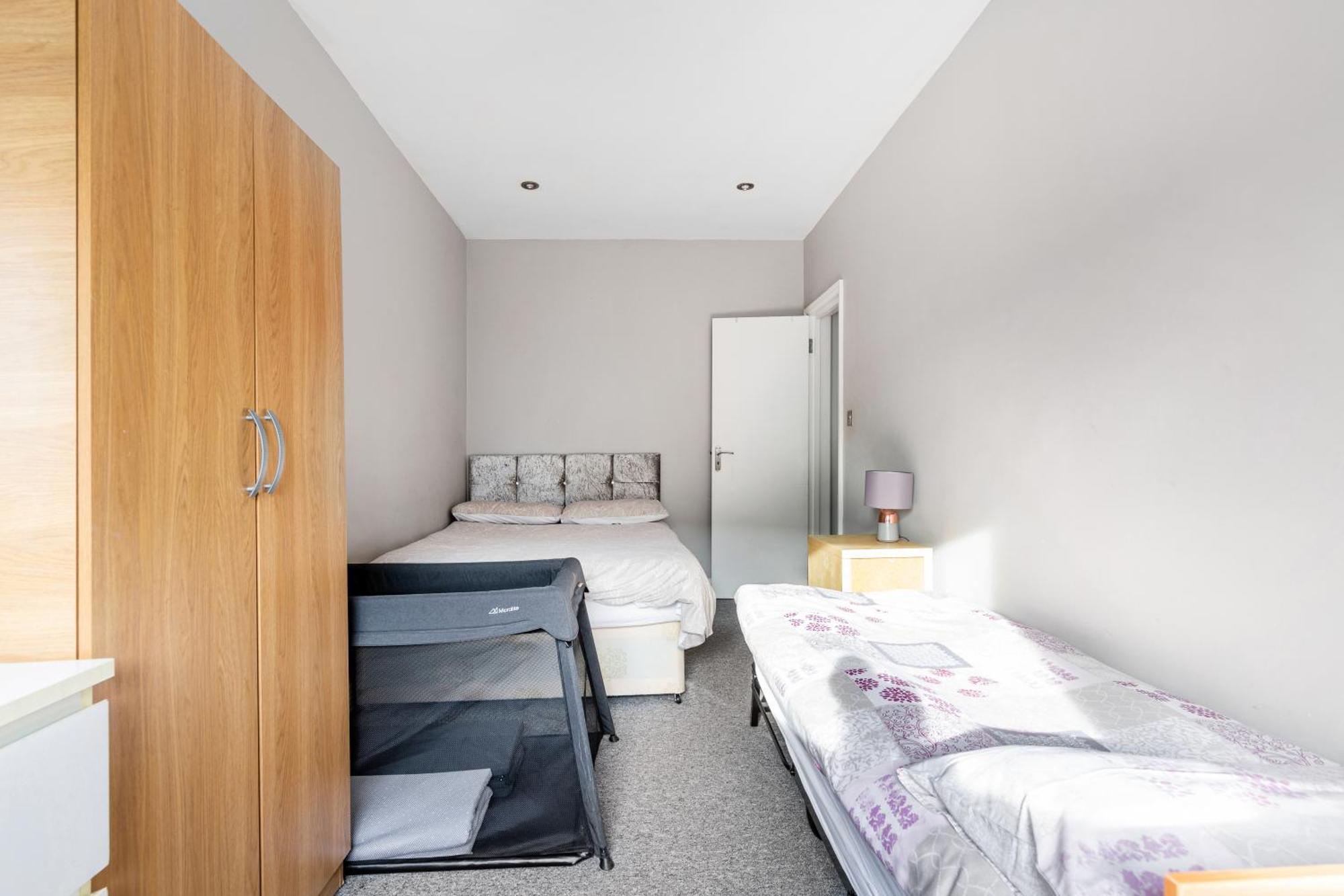 Spacious 2 Bed 2 Bath With Free Parking For 2 Cars And Underground Station Zone 2 For Quick Access To Up To 10 Guests Apartamento Londres