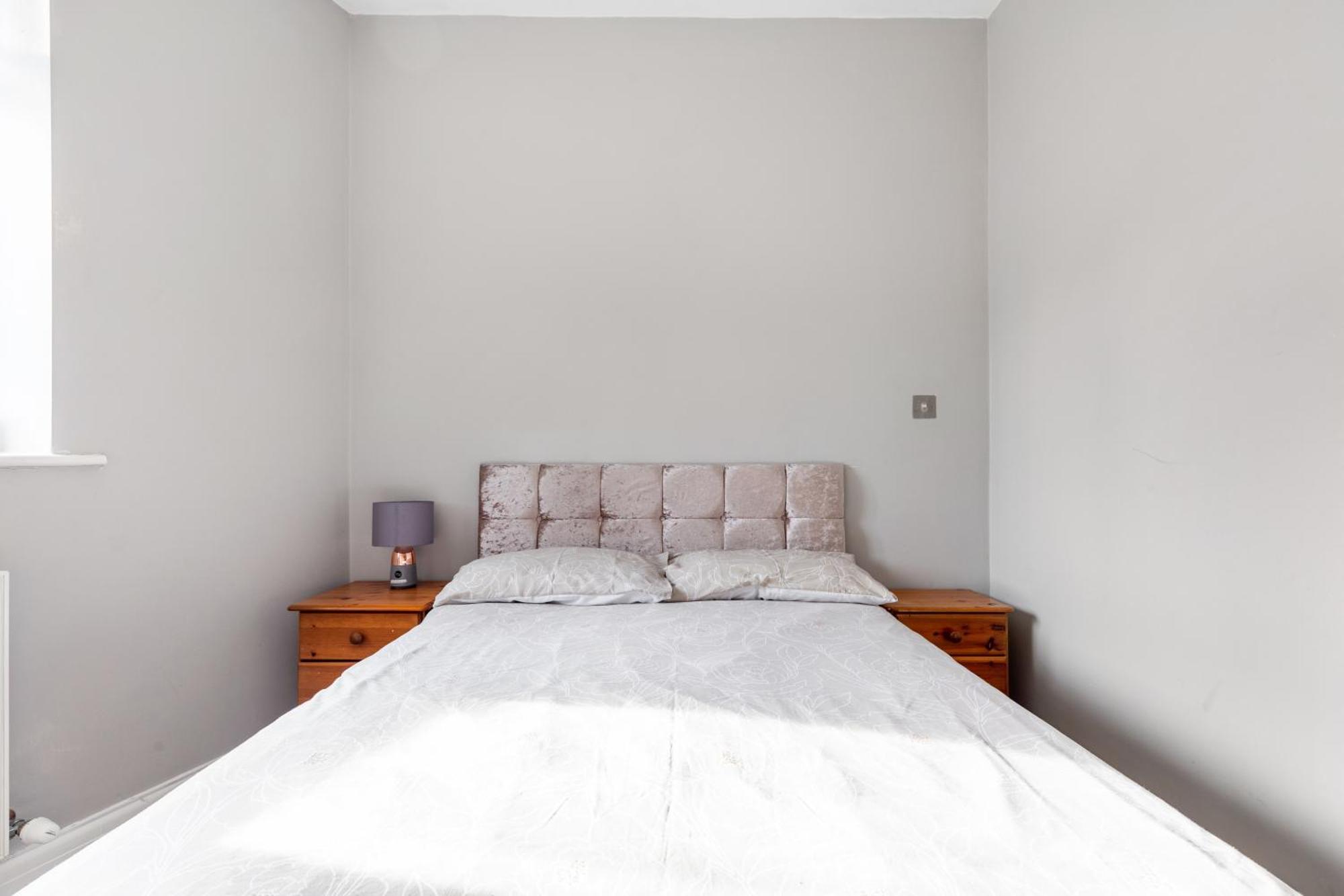 Apartamento Spacious 2 Bed 2 Bath With Free Parking For 2 Cars And Underground Station Zone 2 For Quick Access To Up To 10 Guests *