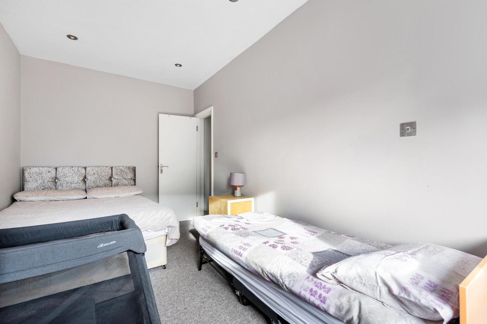 Apartamento Spacious 2 Bed 2 Bath With Free Parking For 2 Cars And Underground Station Zone 2 For Quick Access To Up To 10 Guests Londres