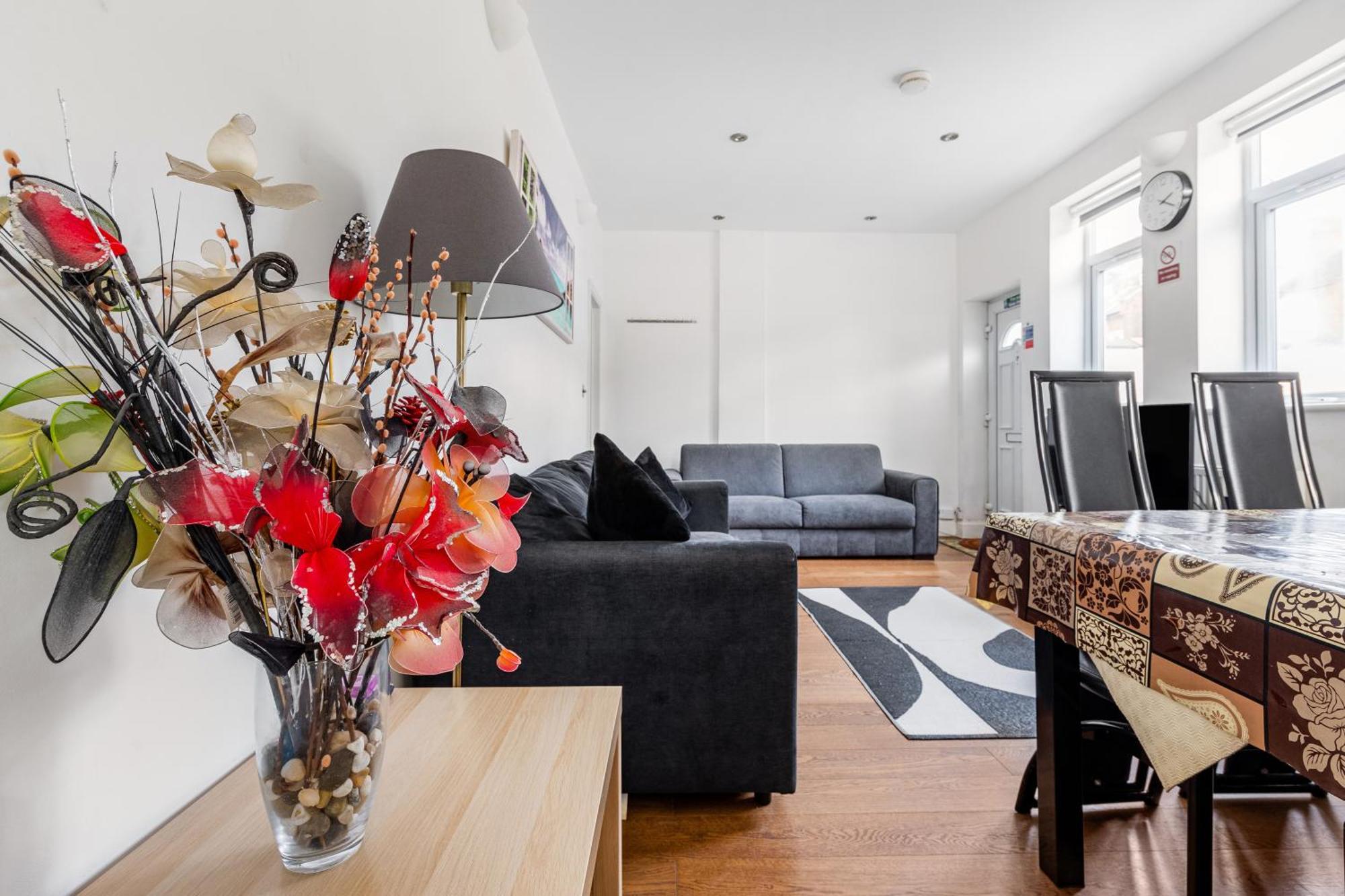 Spacious 2 Bed 2 Bath With Free Parking For 2 Cars And Underground Station Zone 2 For Quick Access To Up To 10 Guests Apartamento *