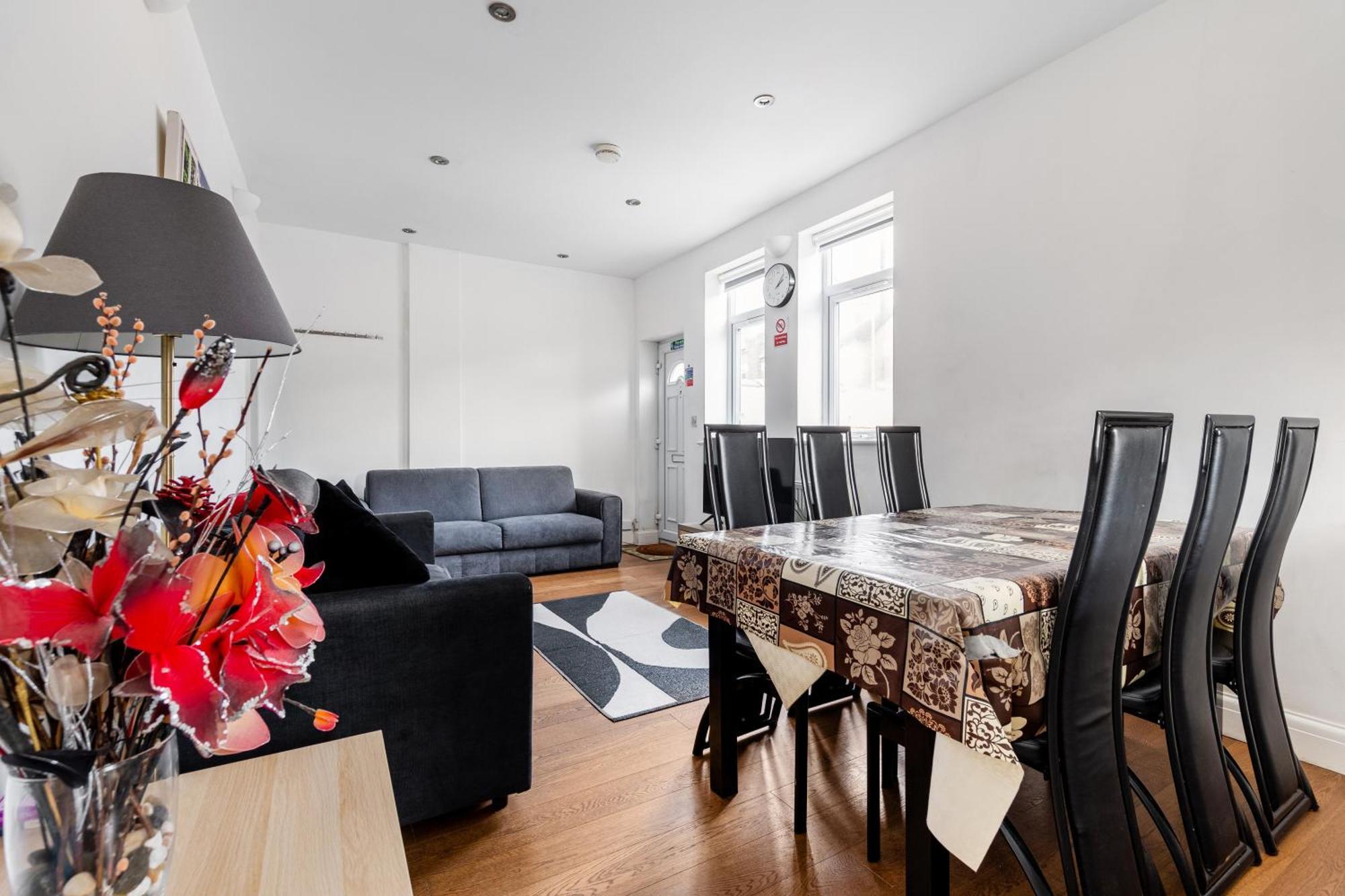 Spacious 2 Bed 2 Bath With Free Parking For 2 Cars And Underground Station Zone 2 For Quick Access To Up To 10 Guests Apartamento