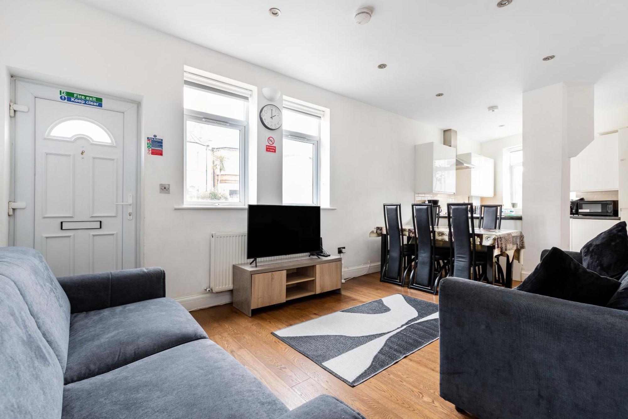 Spacious 2 Bed 2 Bath With Free Parking For 2 Cars And Underground Station Zone 2 For Quick Access To Up To 10 Guests Apartamento