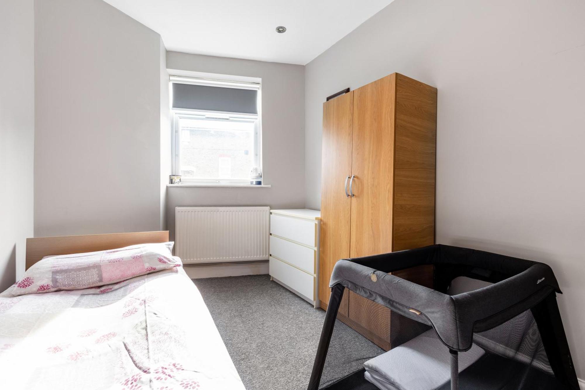 Spacious 2 Bed 2 Bath With Free Parking For 2 Cars And Underground Station Zone 2 For Quick Access To Up To 10 Guests Apartamento Londres