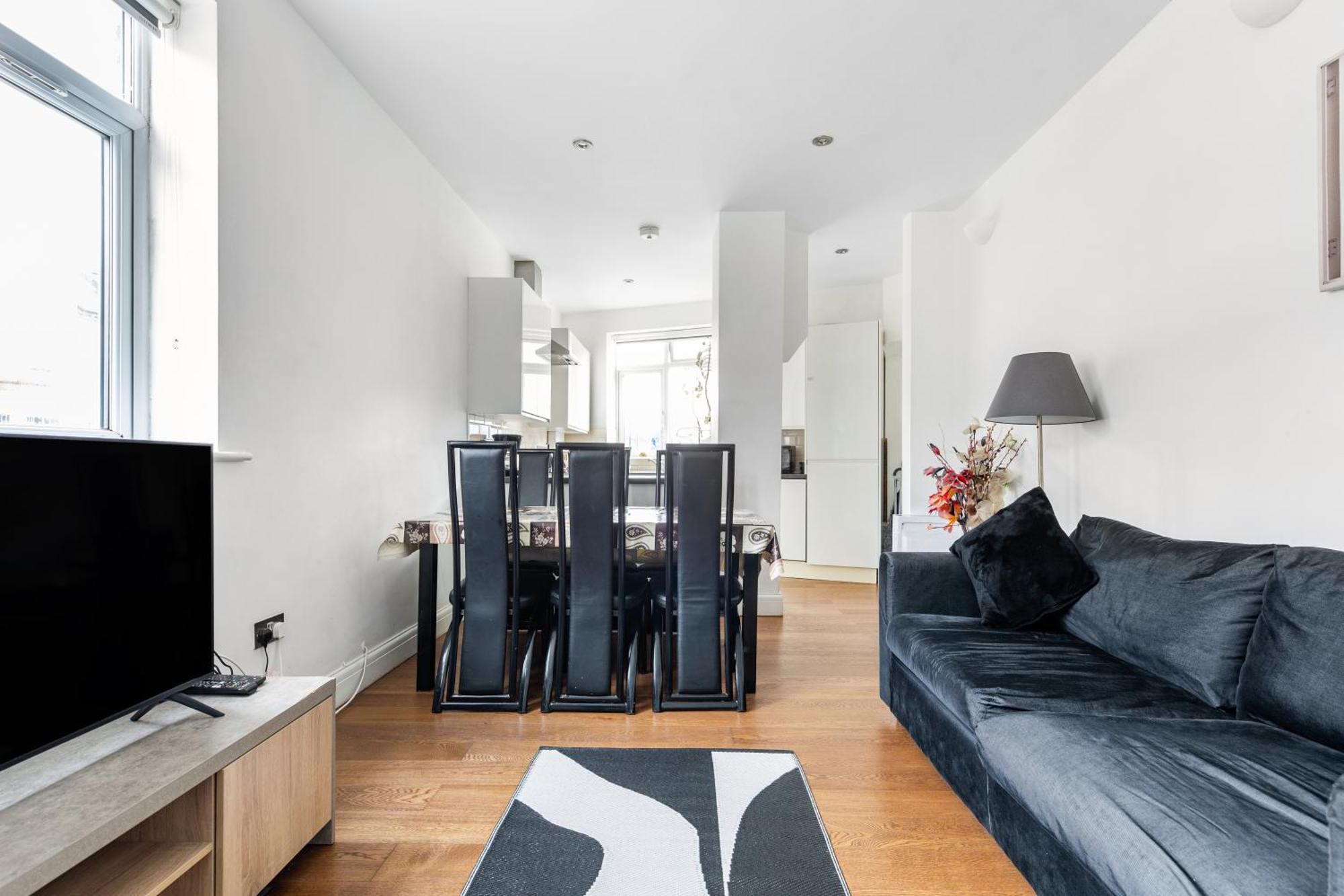 Spacious 2 Bed 2 Bath With Free Parking For 2 Cars And Underground Station Zone 2 For Quick Access To Up To 10 Guests Apartamento *
