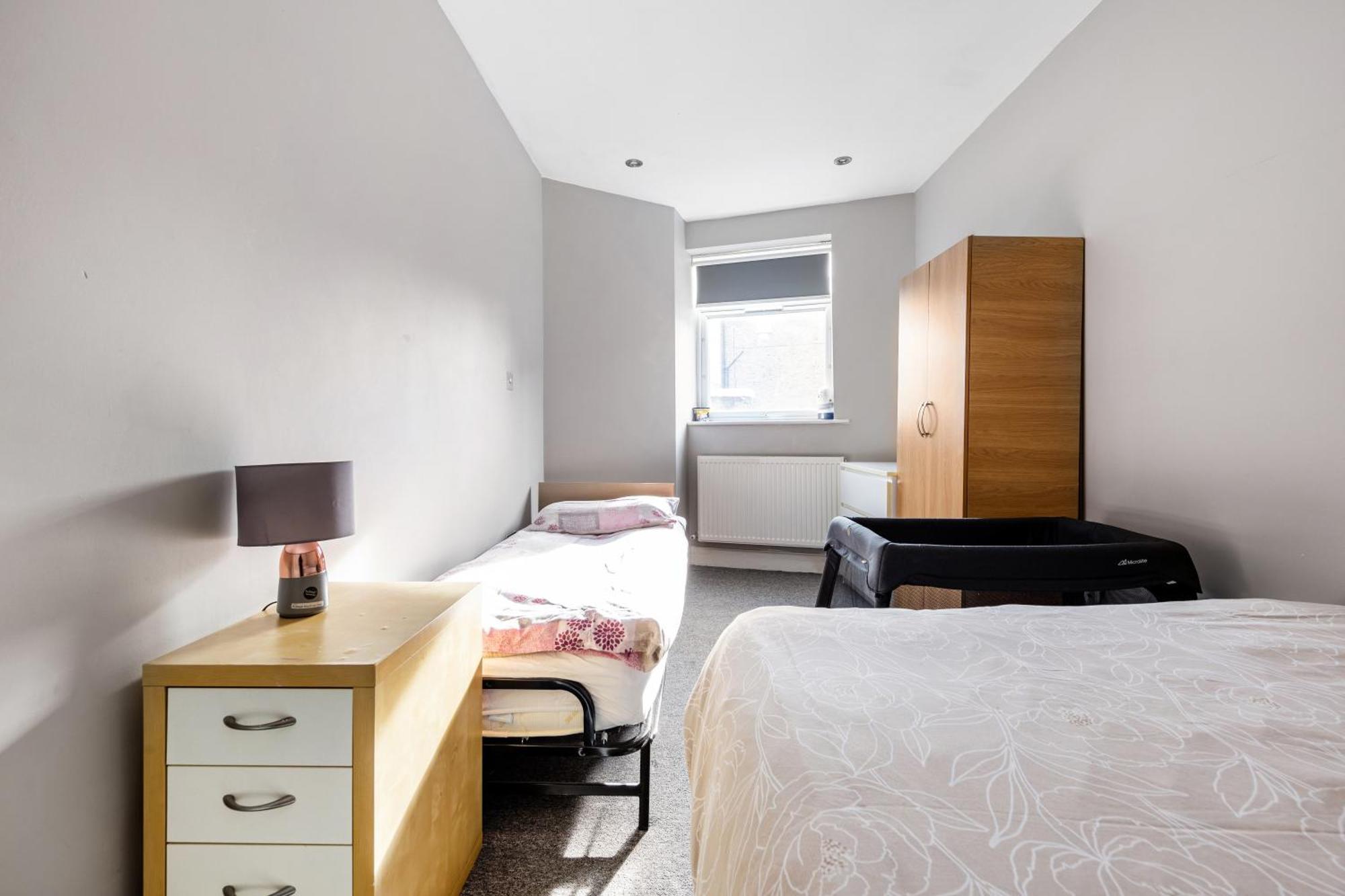 Apartamento Spacious 2 Bed 2 Bath With Free Parking For 2 Cars And Underground Station Zone 2 For Quick Access To Up To 10 Guests *