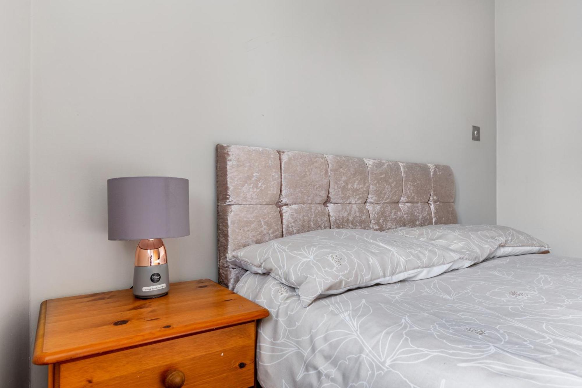 Spacious 2 Bed 2 Bath With Free Parking For 2 Cars And Underground Station Zone 2 For Quick Access To Up To 10 Guests Apartamento