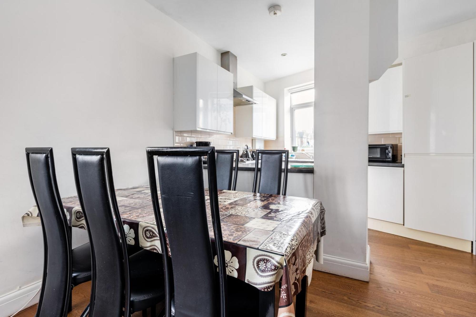 Spacious 2 Bed 2 Bath With Free Parking For 2 Cars And Underground Station Zone 2 For Quick Access To Up To 10 Guests Apartamento *