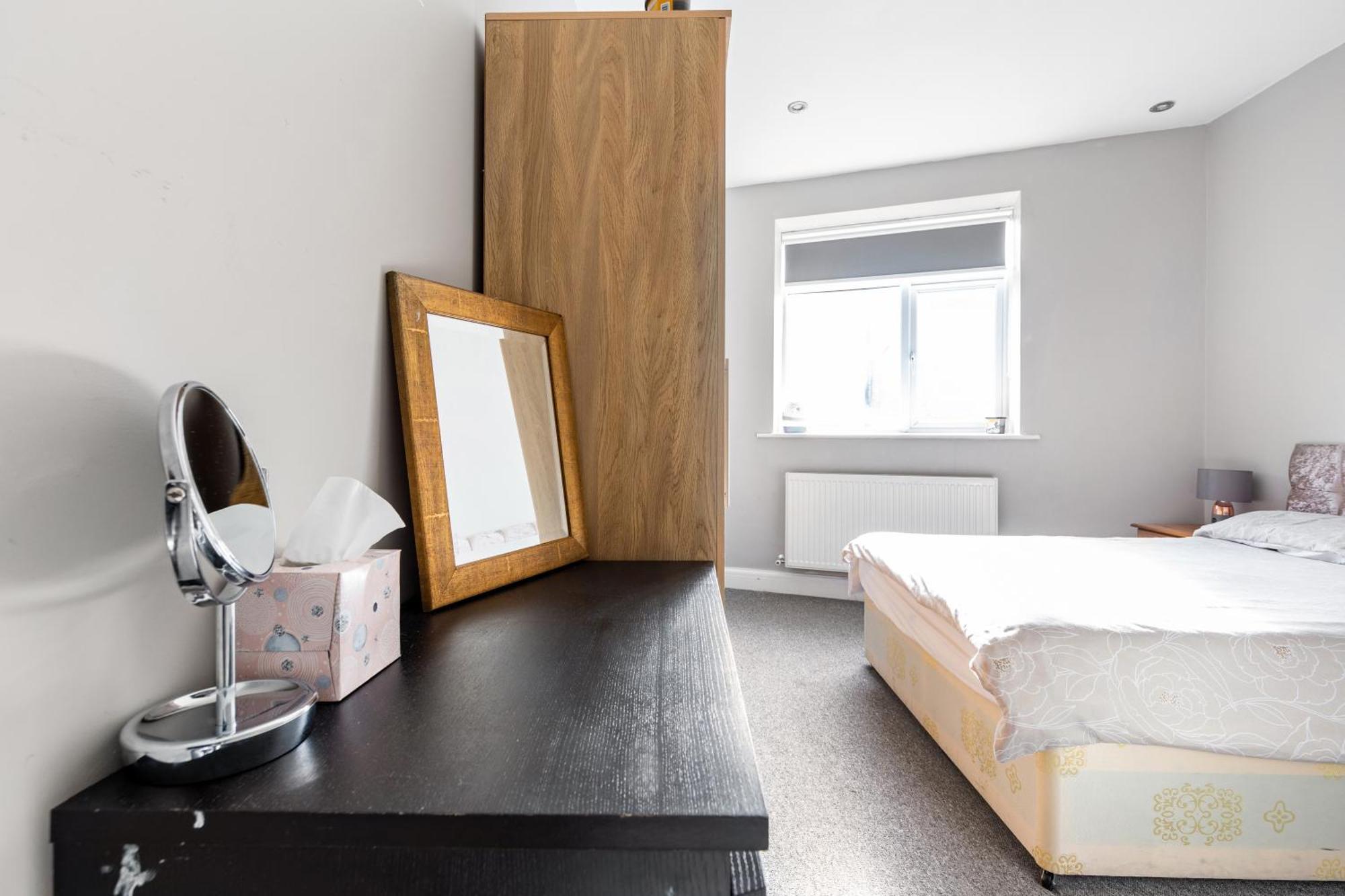 Apartamento Spacious 2 Bed 2 Bath With Free Parking For 2 Cars And Underground Station Zone 2 For Quick Access To Up To 10 Guests Londres