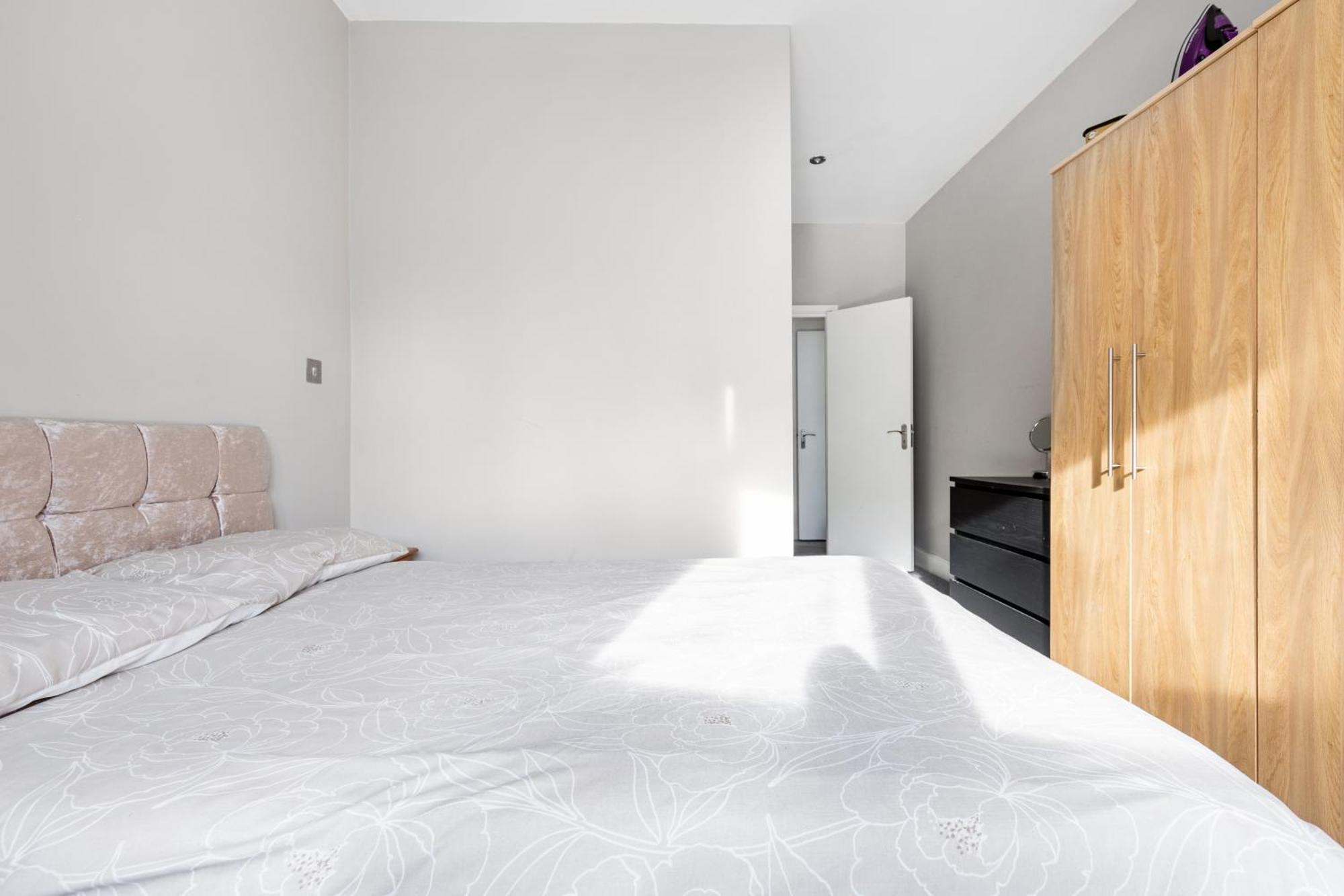 Apartamento Spacious 2 Bed 2 Bath With Free Parking For 2 Cars And Underground Station Zone 2 For Quick Access To Up To 10 Guests