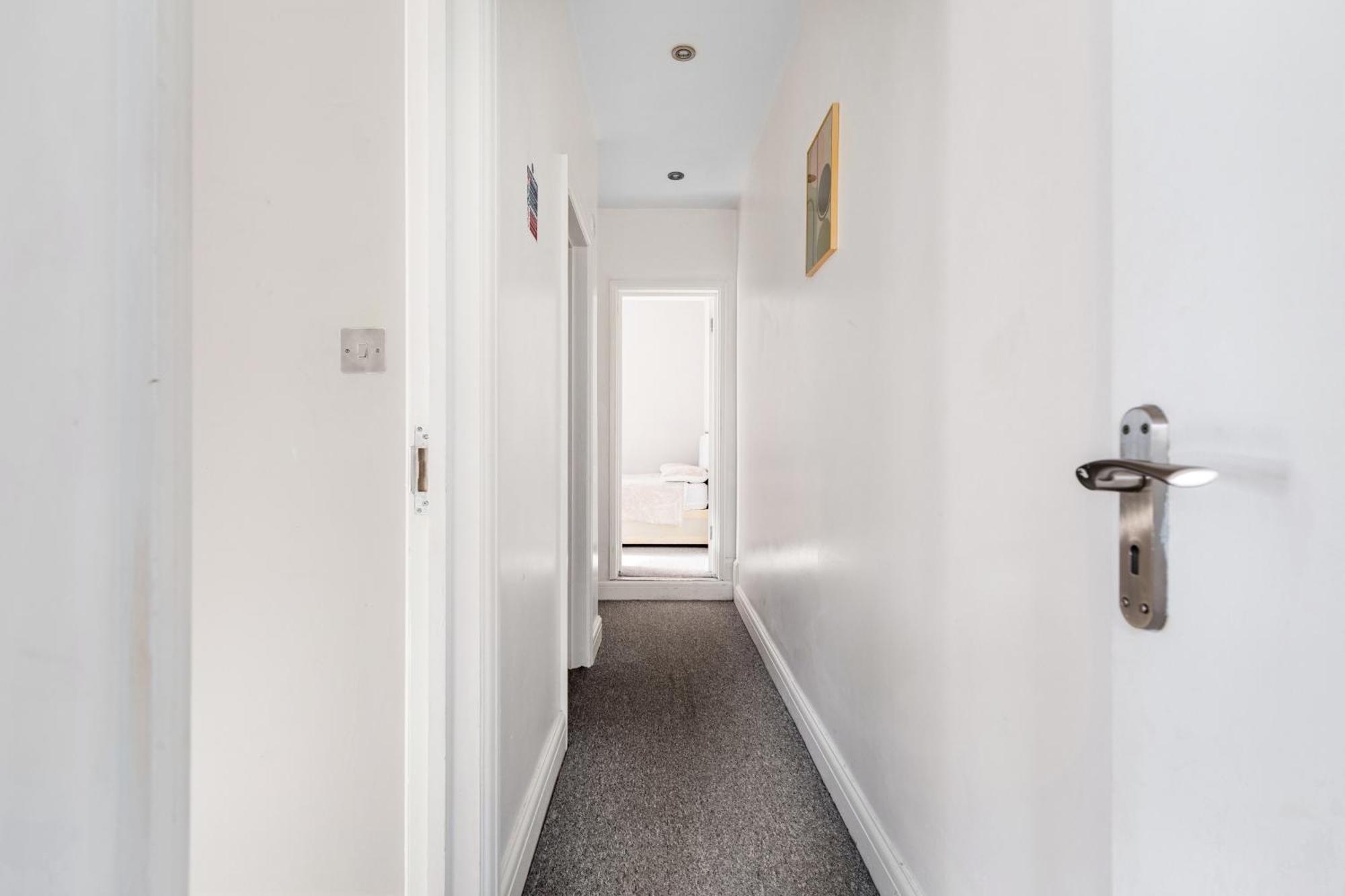 Spacious 2 Bed 2 Bath With Free Parking For 2 Cars And Underground Station Zone 2 For Quick Access To Up To 10 Guests Apartamento *