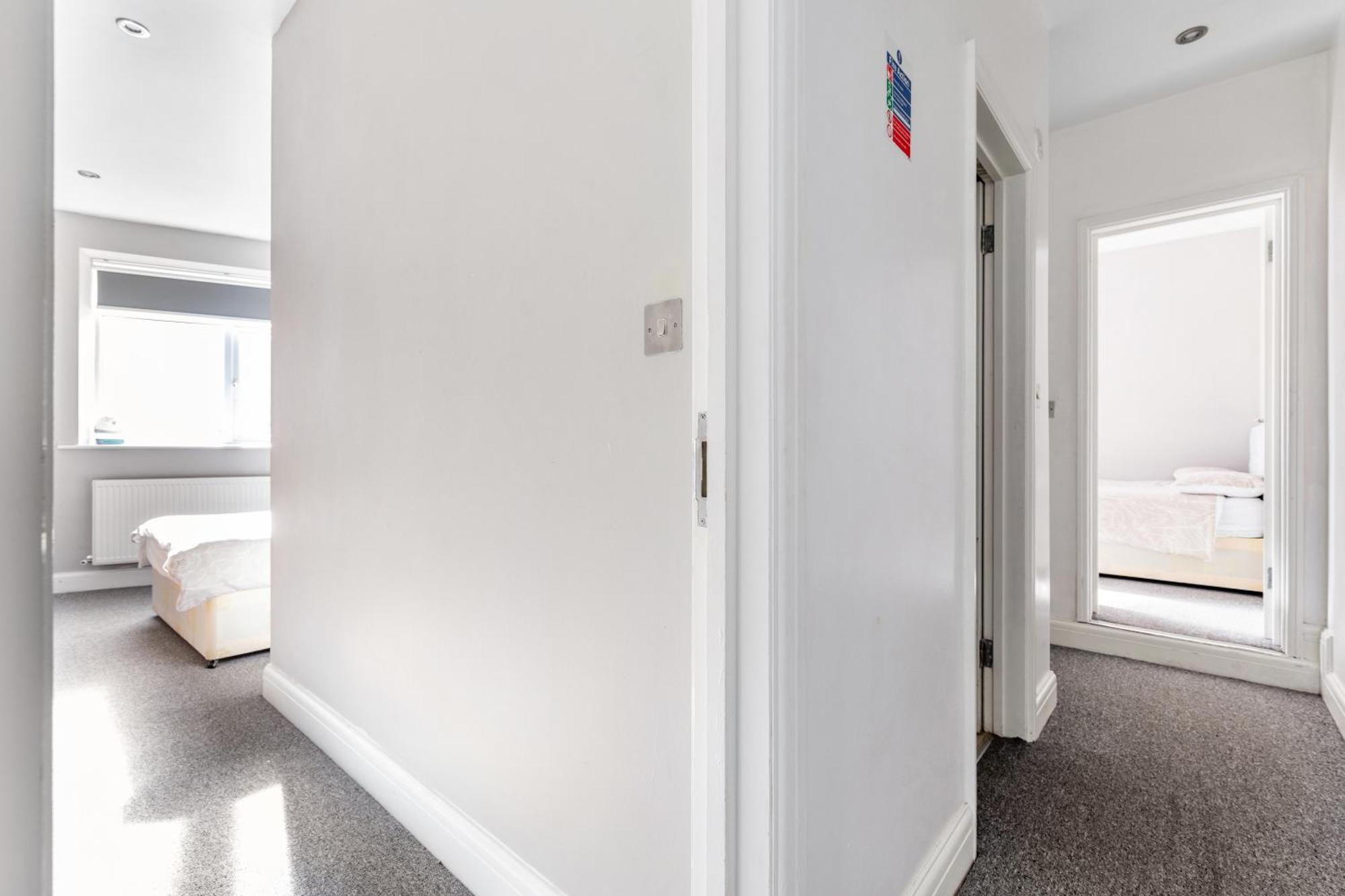 Spacious 2 Bed 2 Bath With Free Parking For 2 Cars And Underground Station Zone 2 For Quick Access To Up To 10 Guests Apartamento Londres