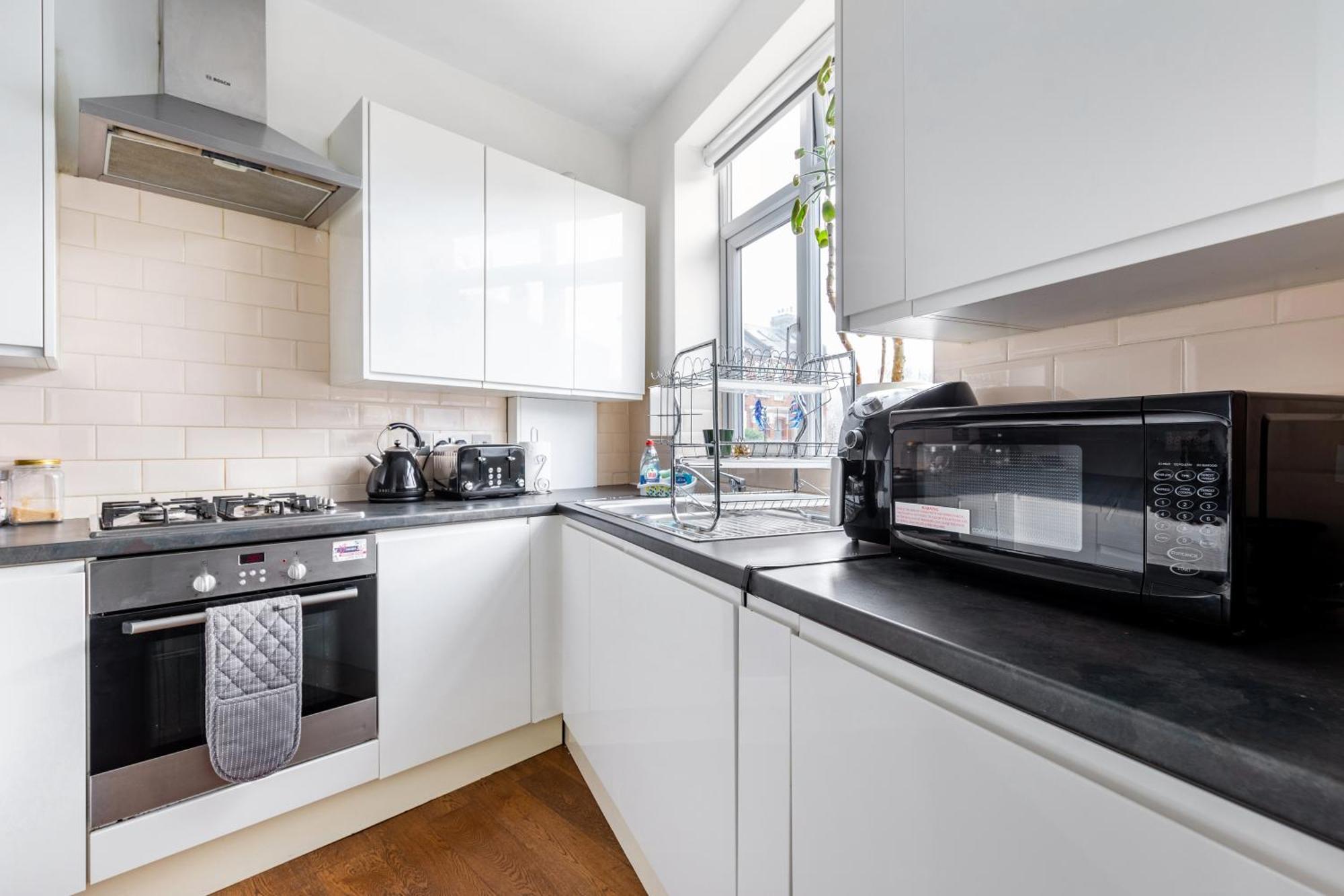 Spacious 2 Bed 2 Bath With Free Parking For 2 Cars And Underground Station Zone 2 For Quick Access To Up To 10 Guests * Londres