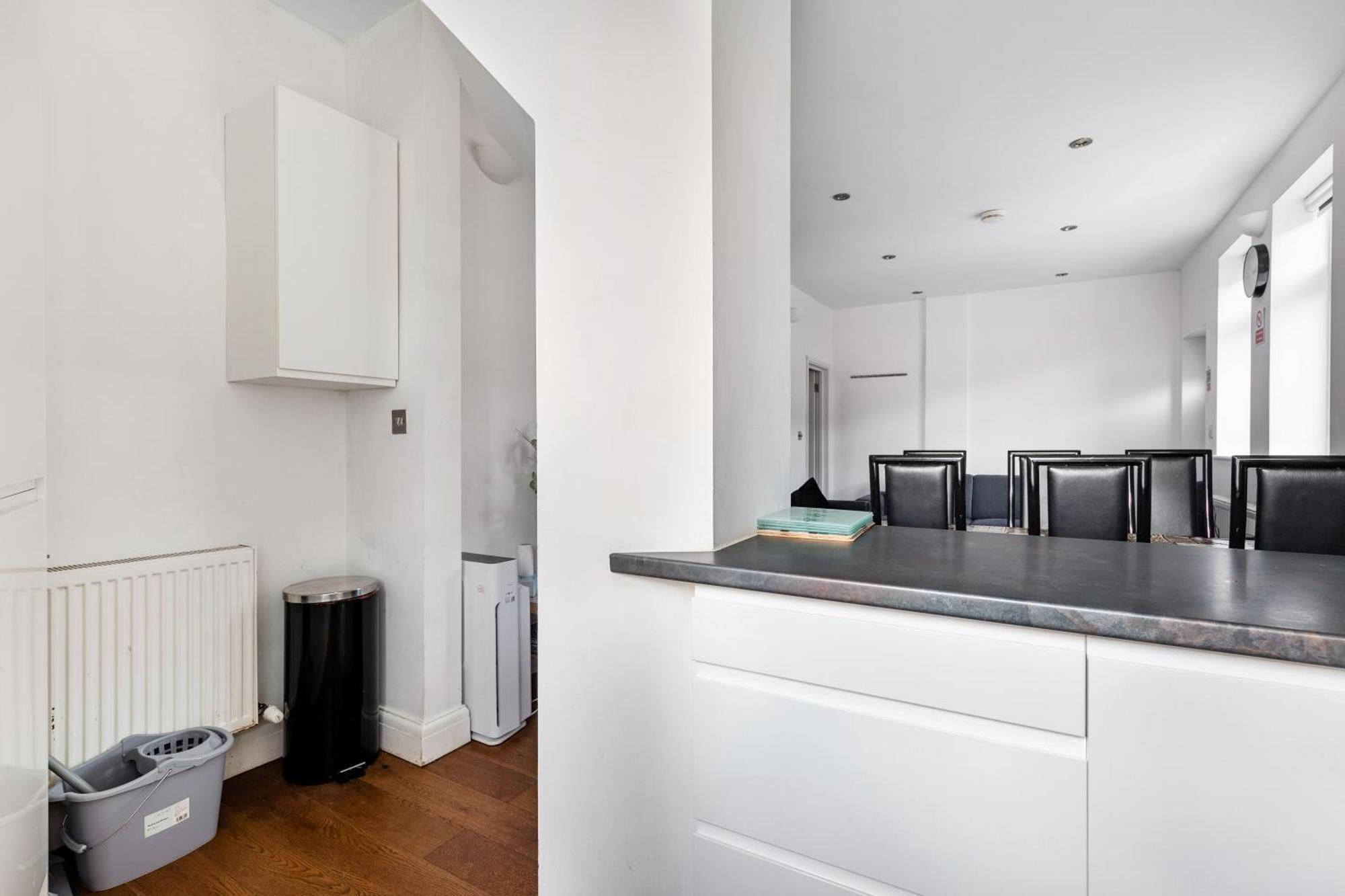 Apartamento Spacious 2 Bed 2 Bath With Free Parking For 2 Cars And Underground Station Zone 2 For Quick Access To Up To 10 Guests *