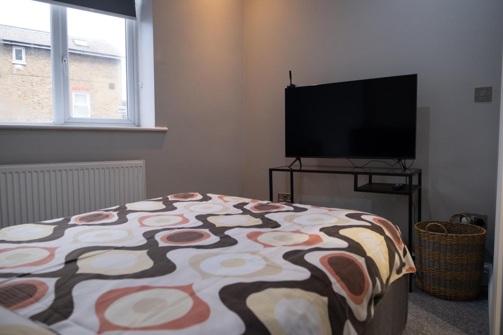 Apartamento Spacious 2 Bed 2 Bath With Free Parking For 2 Cars And Underground Station Zone 2 For Quick Access To Up To 10 Guests *