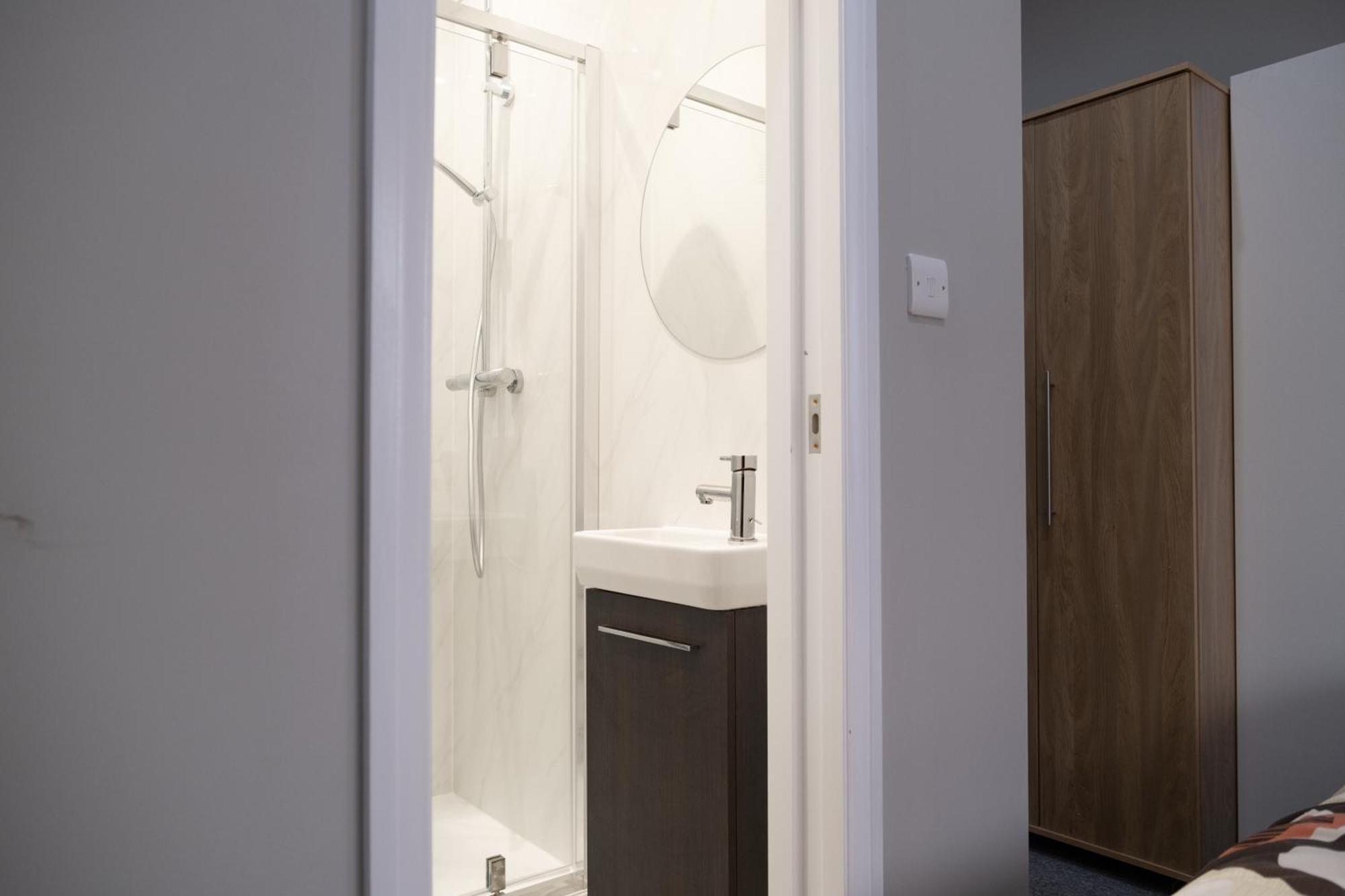Spacious 2 Bed 2 Bath With Free Parking For 2 Cars And Underground Station Zone 2 For Quick Access To Up To 10 Guests Apartamento