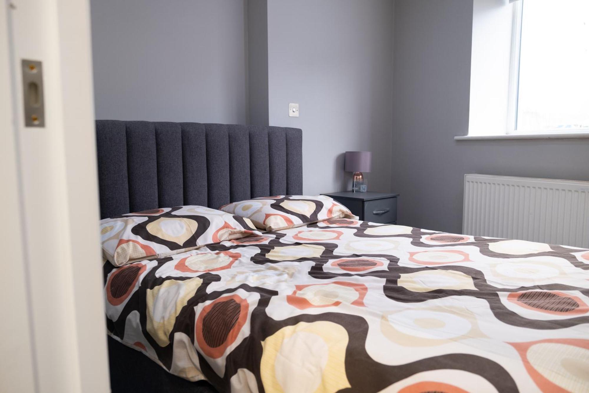 Spacious 2 Bed 2 Bath With Free Parking For 2 Cars And Underground Station Zone 2 For Quick Access To Up To 10 Guests Apartamento Londres