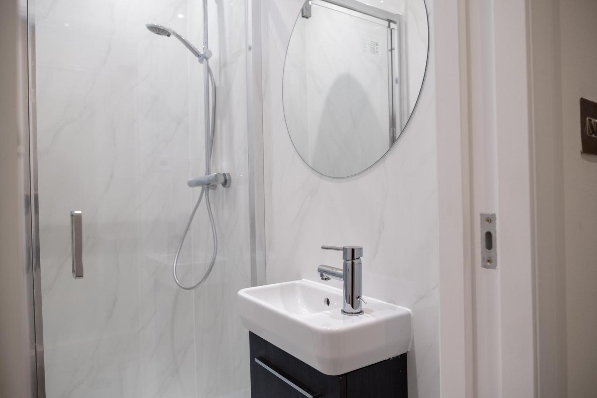 Apartamento Spacious 2 Bed 2 Bath With Free Parking For 2 Cars And Underground Station Zone 2 For Quick Access To Up To 10 Guests Londres