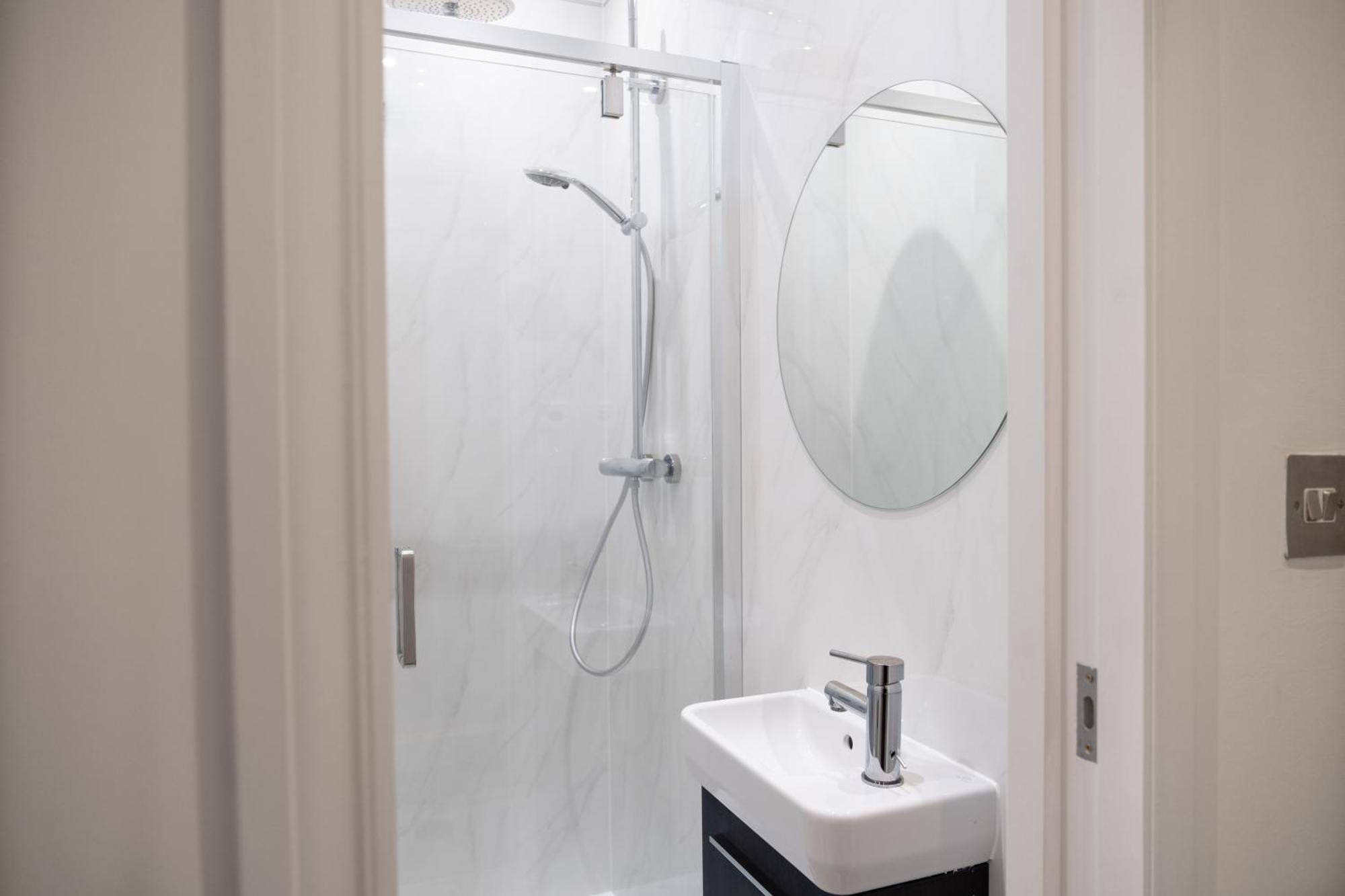 Spacious 2 Bed 2 Bath With Free Parking For 2 Cars And Underground Station Zone 2 For Quick Access To Up To 10 Guests Apartamento