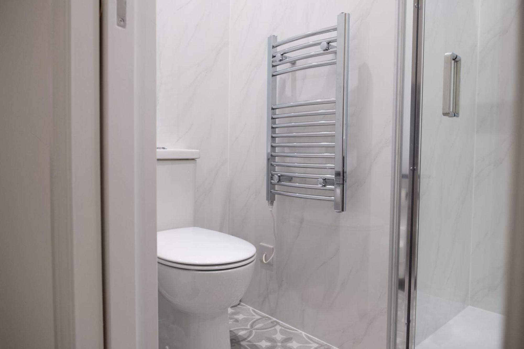 Spacious 2 Bed 2 Bath With Free Parking For 2 Cars And Underground Station Zone 2 For Quick Access To Up To 10 Guests Apartamento *