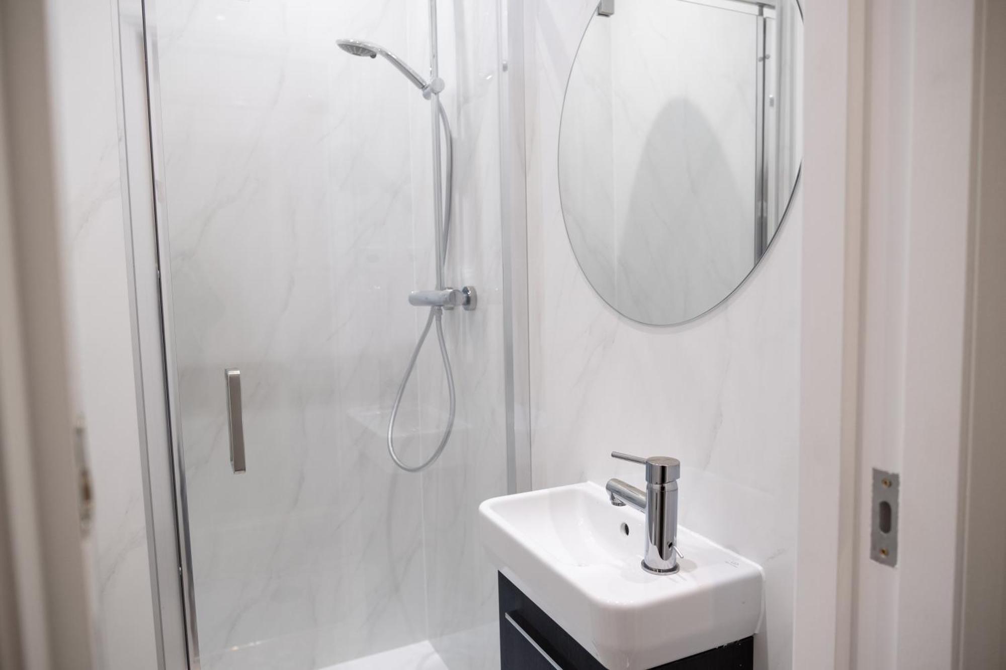 Apartamento Spacious 2 Bed 2 Bath With Free Parking For 2 Cars And Underground Station Zone 2 For Quick Access To Up To 10 Guests *