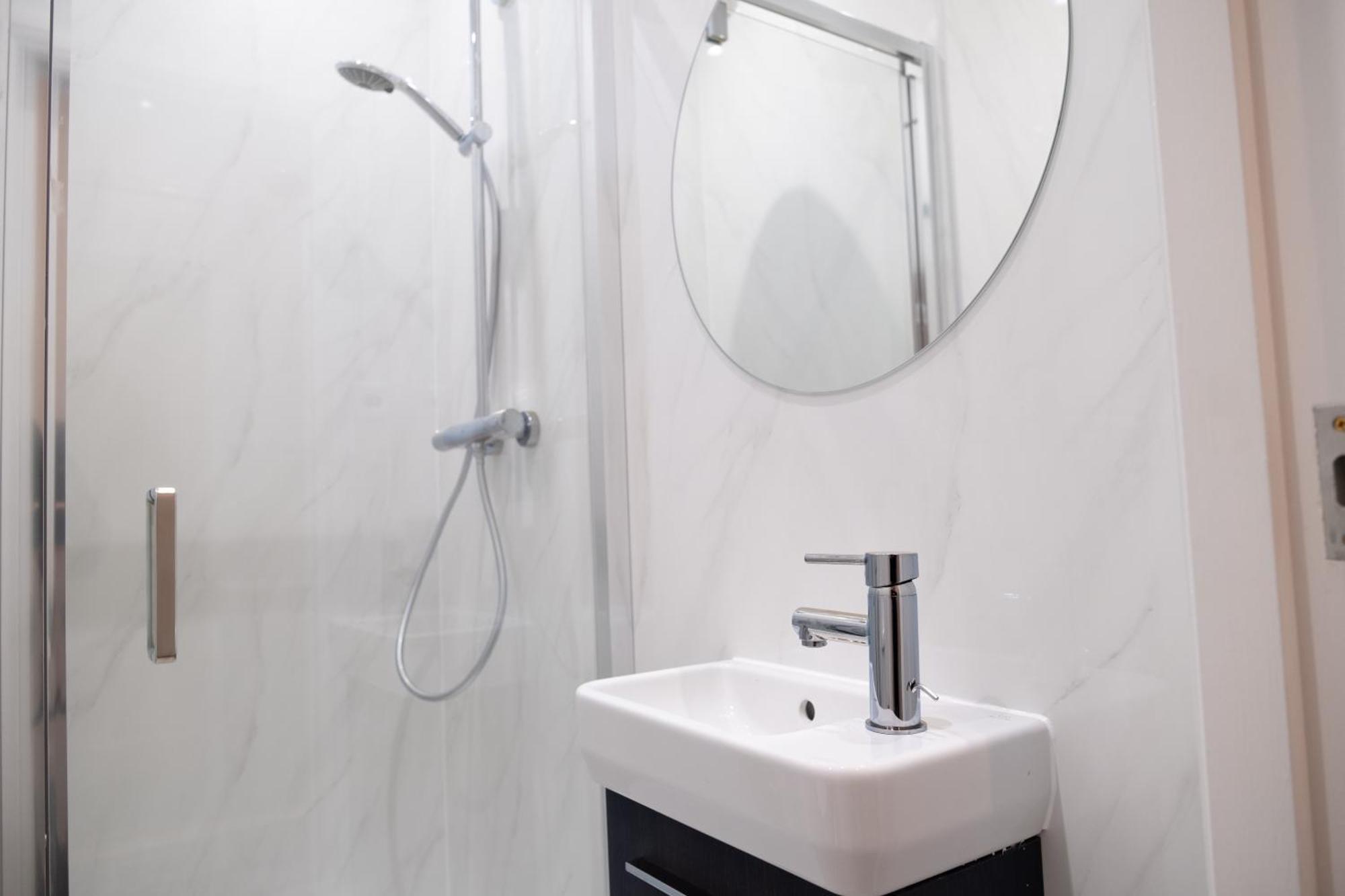 Apartamento Spacious 2 Bed 2 Bath With Free Parking For 2 Cars And Underground Station Zone 2 For Quick Access To Up To 10 Guests Londres