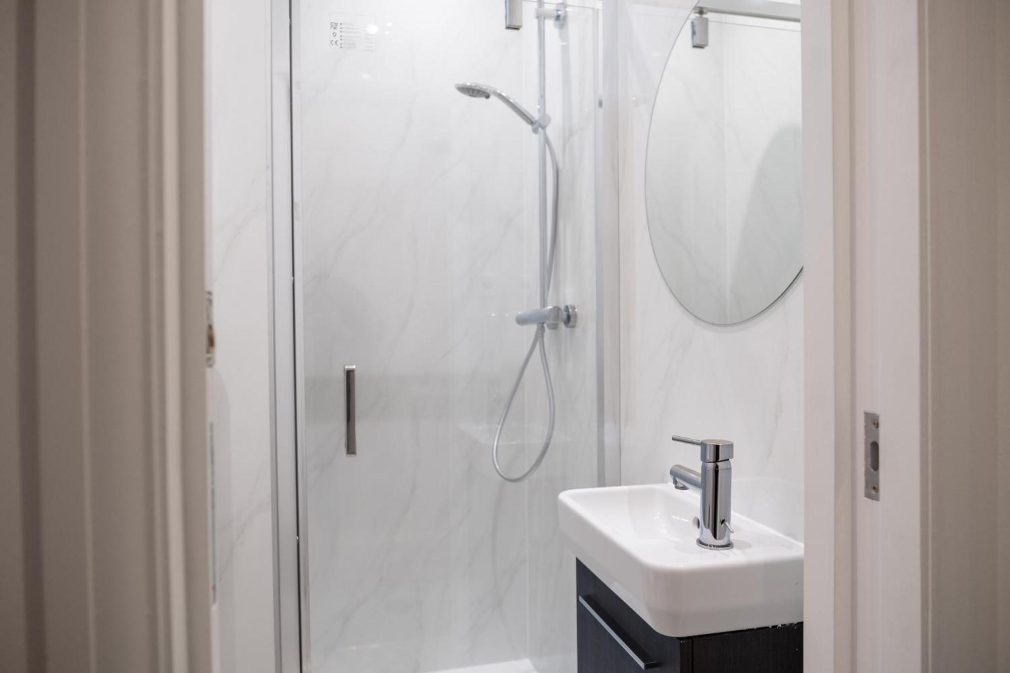 Spacious 2 Bed 2 Bath With Free Parking For 2 Cars And Underground Station Zone 2 For Quick Access To Up To 10 Guests Apartamento *