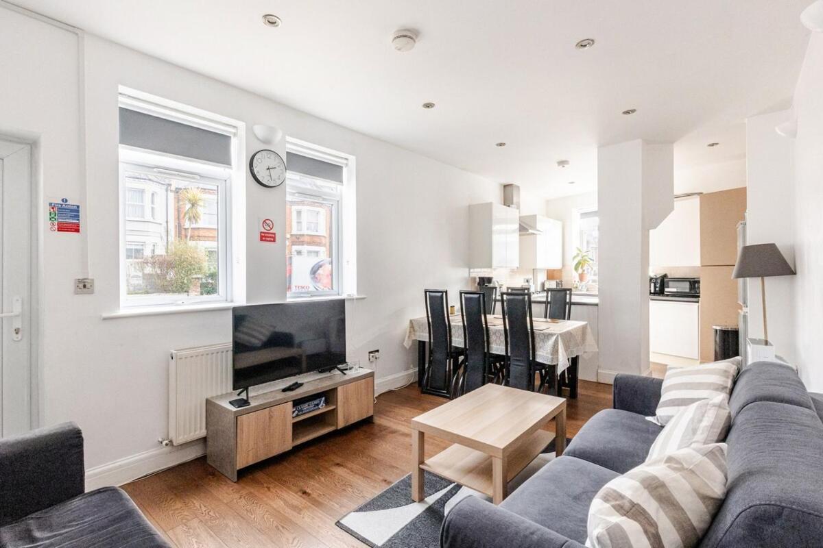 Apartamento Spacious 2 Bed 2 Bath With Free Parking For 2 Cars And Underground Station Zone 2 For Quick Access To Up To 10 Guests Londres