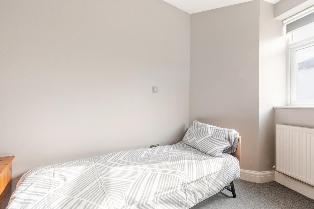Spacious 2 Bed 2 Bath With Free Parking For 2 Cars And Underground Station Zone 2 For Quick Access To Up To 10 Guests Apartamento *