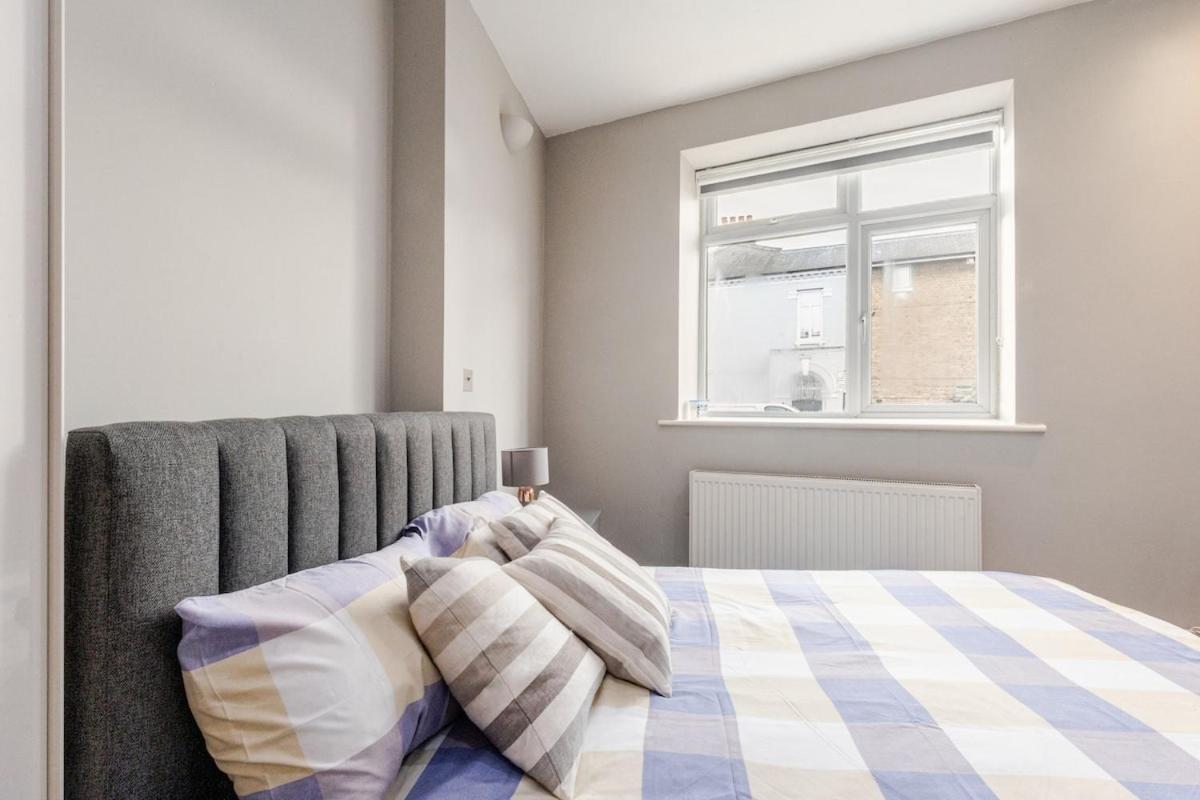 Spacious 2 Bed 2 Bath With Free Parking For 2 Cars And Underground Station Zone 2 For Quick Access To Up To 10 Guests Apartamento