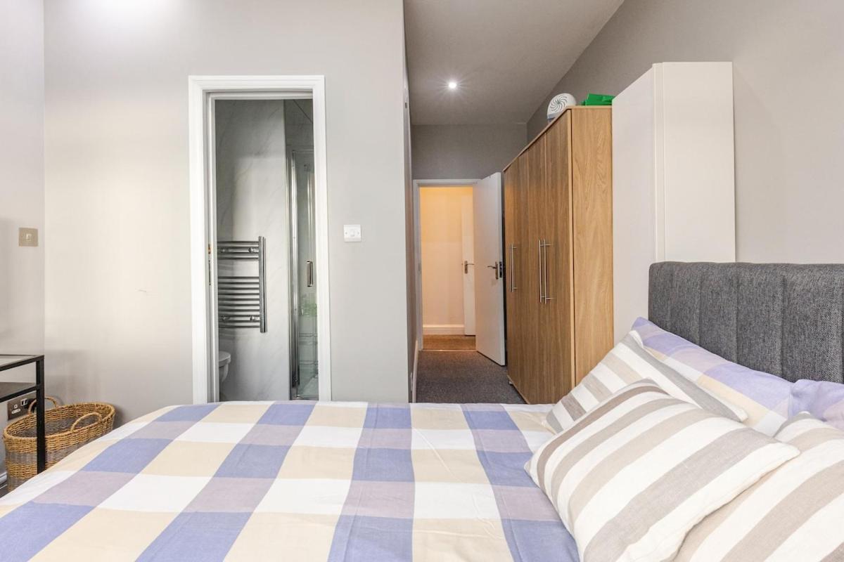 Spacious 2 Bed 2 Bath With Free Parking For 2 Cars And Underground Station Zone 2 For Quick Access To Up To 10 Guests Apartamento *