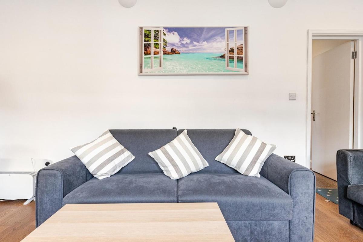 Spacious 2 Bed 2 Bath With Free Parking For 2 Cars And Underground Station Zone 2 For Quick Access To Up To 10 Guests Apartamento