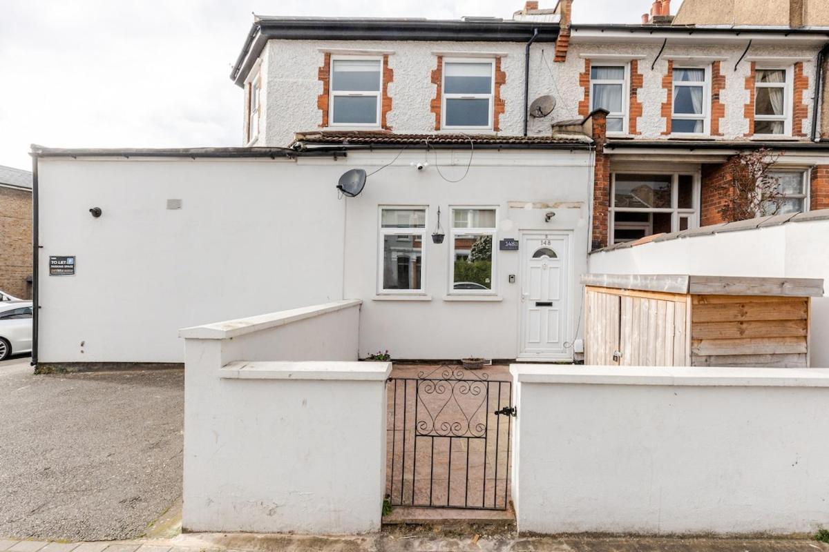 Spacious 2 Bed 2 Bath With Free Parking For 2 Cars And Underground Station Zone 2 For Quick Access To Up To 10 Guests Apartamento *